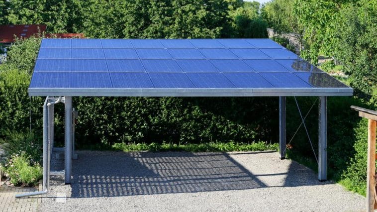 Carport mit semitransparenten Solarmodulen