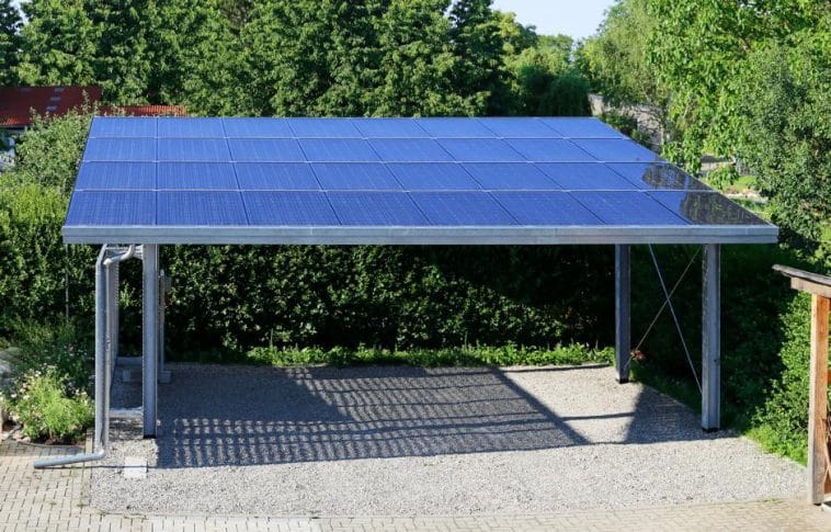 Carport mit semitransparenten Solarmodulen